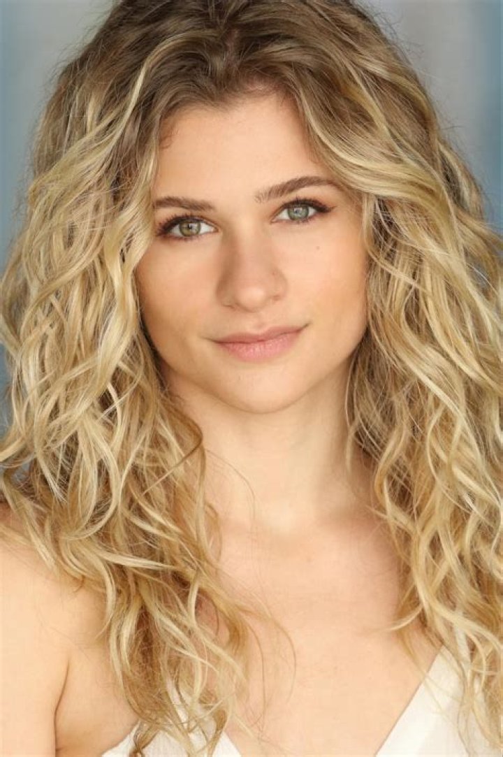 Jenna Boyd Bra Size, Age, Weight, Height, Measurements